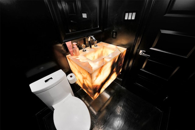 3711 Somerset Commons Ln, Houston, TX 77055 - bathroom with toilet and vanity