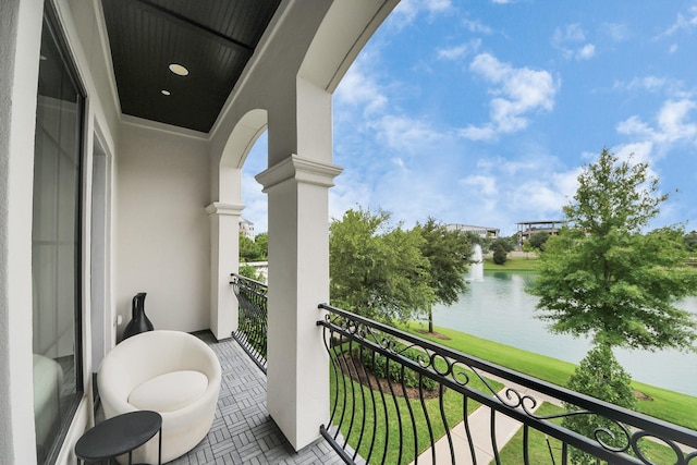 3711 Somerset Commons Ln, Houston, TX 77055 - balcony with a water view