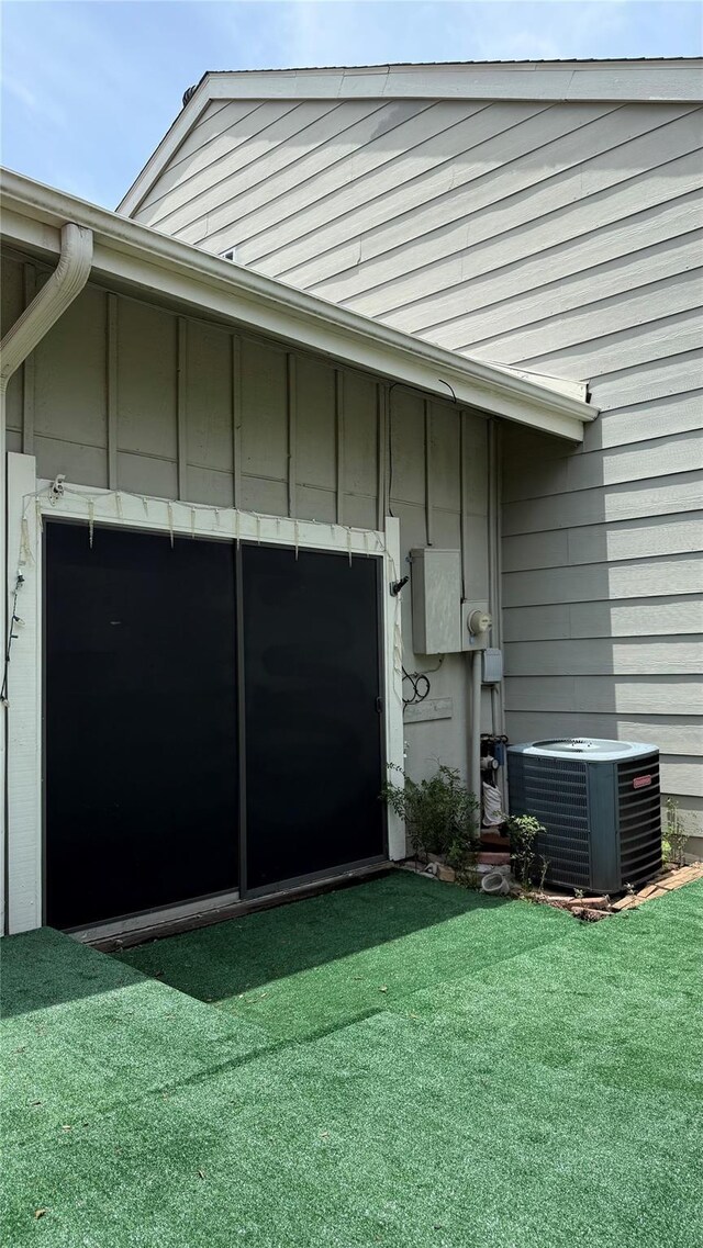 12922 Wirevine Ln, Houston, TX 77072 - view of garage