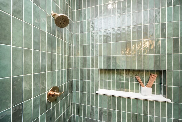 4415 Coke St Unit B, Houston, TX 77020 - full bathroom with tiled shower