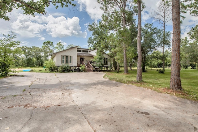 6203 Wickwillow Ln, Alvin, TX 77511 - mid-century home with a front lawn and a porch