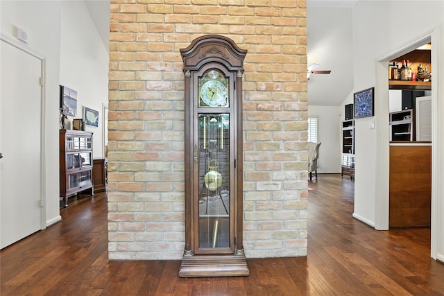 2618 Fontana Dr, Houston, TX 77043 - foyer with dark wood finished floors, ceiling fan, and vaulted ceiling