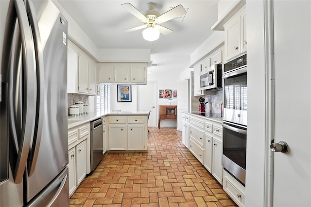 2618 Fontana Dr, Houston, TX 77043 - kitchen featuring stainless steel appliances, a ceiling fan, a peninsula, and backsplash