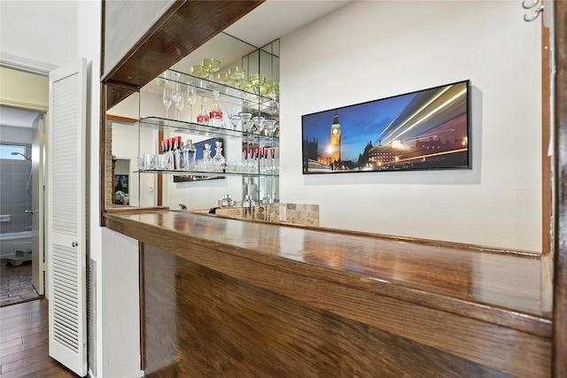 2618 Fontana Dr, Houston, TX 77043 - indoor wet bar with wood finished floors