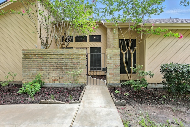 2618 Fontana Dr, Houston, TX 77043 - property entrance featuring a gate