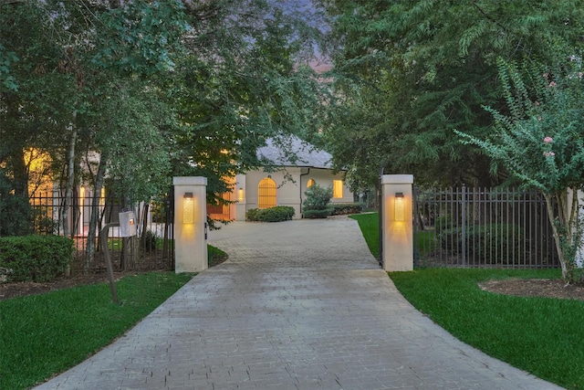 134 Trinity Oaks Ct, The Woodlands, TX 77381 - view of front facade with driveway, a fenced front yard, and stucco siding