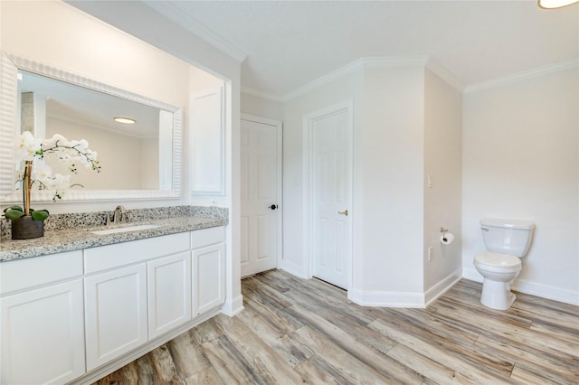 6606 Williams School Ct, Needville, TX 77461 - bathroom featuring crown molding, vanity, and wood finished floors