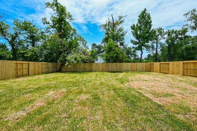 8306 E Tidwell Rd, Houston, TX 77028 - view of fenced backyard