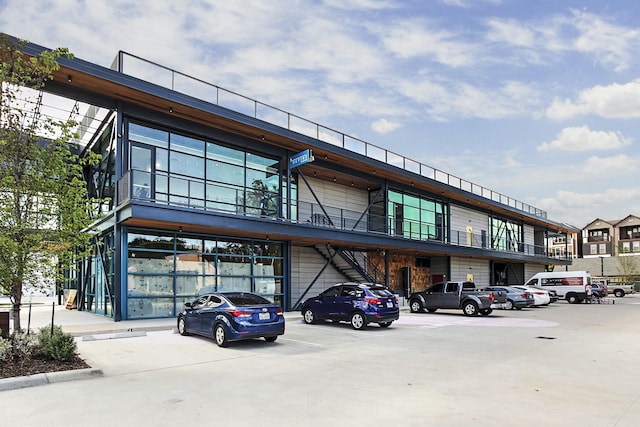 1603 Columbia St, Houston, TX 77008 - view of building exterior featuring uncovered parking