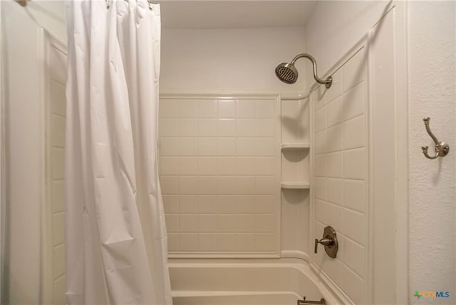 40 Sailfish Lndg, Port Lavaca, TX 77979 - bathroom with shower / tub combo with curtain