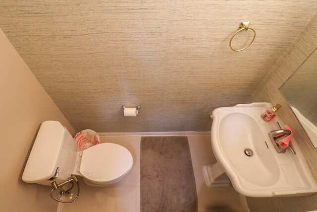 7264 Regency Square Ct, Houston, TX 77036 - bathroom with a sink and toilet