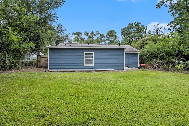 5235 Kingsbury St, Houston, TX 77021 - view of outdoor structure featuring a fenced backyard