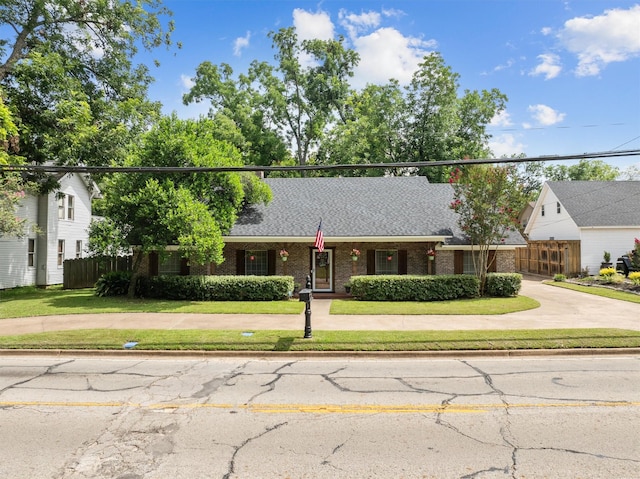 907 E Houston Ave, Crockett, TX 75835 - view of front of house with brick siding and a shingled roof