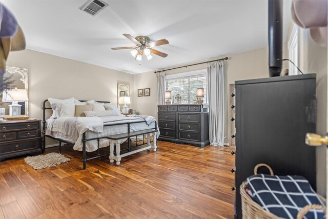 907 E Houston Ave, Crockett, TX 75835 - bedroom featuring wood finished floors and a ceiling fan