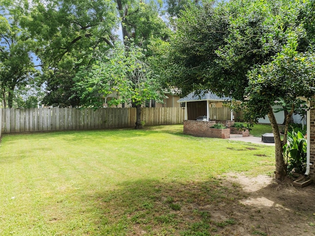 907 E Houston Ave, Crockett, TX 75835 - fenced backyard featuring an outbuilding