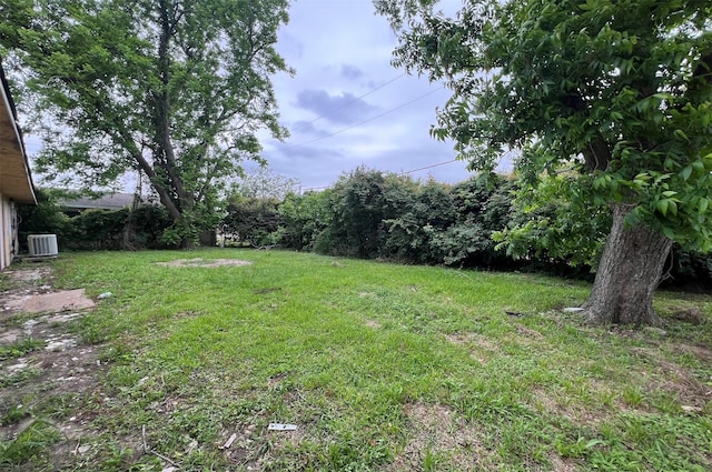 703 W Sterling St, Baytown, TX 77520 - view of yard