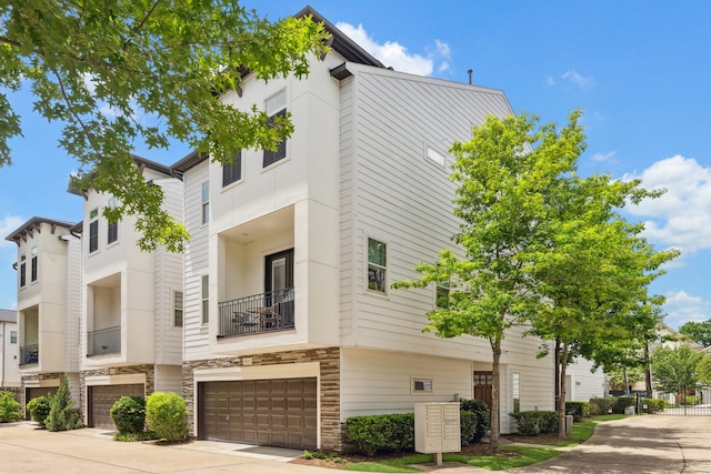 1010 W 24th St Unit N, Houston, TX 77008 - view of building exterior with a garage and driveway
