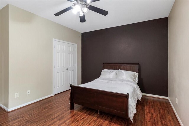 5343 Oak Cove Dr, Houston, TX 77091 - bedroom with wood finished floors and ceiling fan