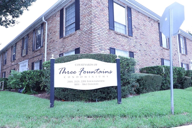 2101 Fountain View Dr Unit 55, Houston, TX 77057 - community / neighborhood sign featuring a yard