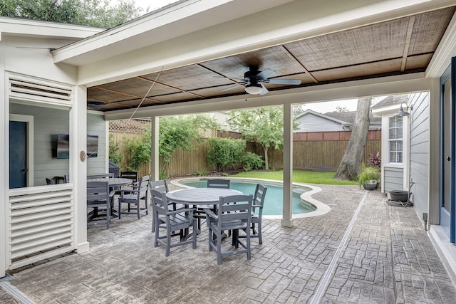 2120 Gostick St, Houston, TX 77008 - fenced backyard with outdoor dining area, ceiling fan, and a patio area