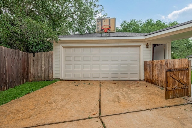 1615 Monvale Ln, Sugar Land, TX 77479 - garage featuring a gate