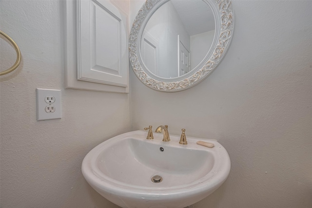 1615 Monvale Ln, Sugar Land, TX 77479 - bathroom featuring a sink