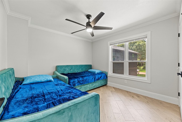 3114 Canterbury Ln, Montgomery, TX 77356 - bedroom with crown molding, light wood-type flooring, and a ceiling fan