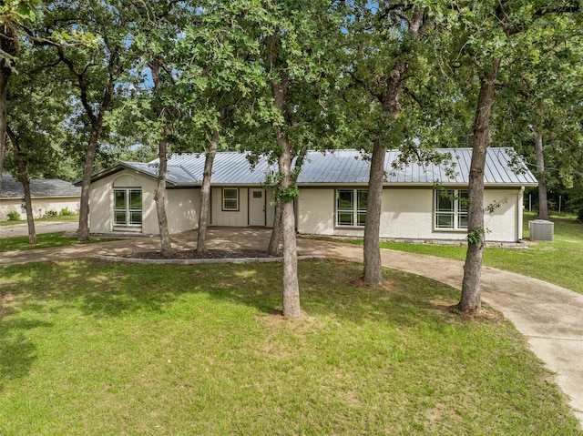 73 Fairway Dr, Normangee, TX 77871 - view of front of house featuring a metal roof, a front yard, and curved driveway