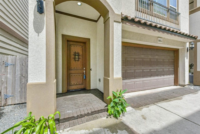 6107 Stillman St, Houston, TX 77007 - doorway to property featuring stucco siding, a garage, and a balcony