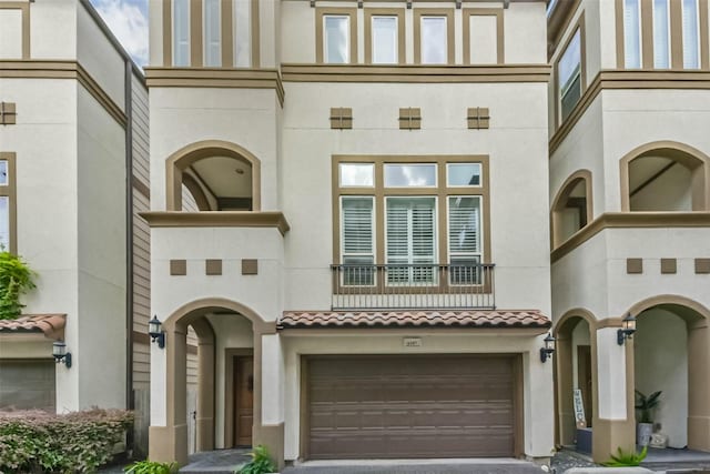 6107 Stillman St, Houston, TX 77007 - townhome / multi-family property with stucco siding, a garage, and driveway