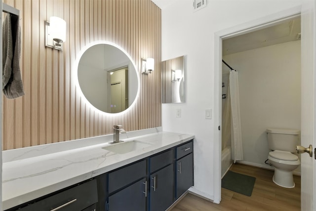 9809 Richmond Ave Unit H10, Houston, TX 77042 - full bath featuring vanity, wood finished floors, shower / bathtub combination with curtain, and wallpapered walls