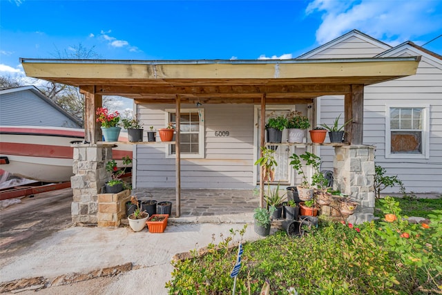 6009 Crane St, Houston, TX 77026 - view of front of home featuring a porch