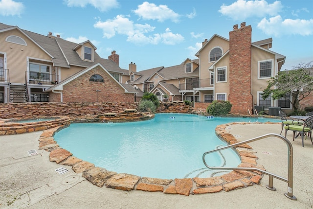 2300 Old Spanish Trl Unit 1060, Houston, TX 77054 - view of pool featuring a pool with connected hot tub and a patio area