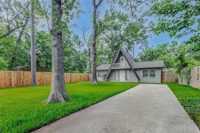 408 Commanche Rd, Conroe, TX 77316 - a-frame home featuring a fenced backyard
