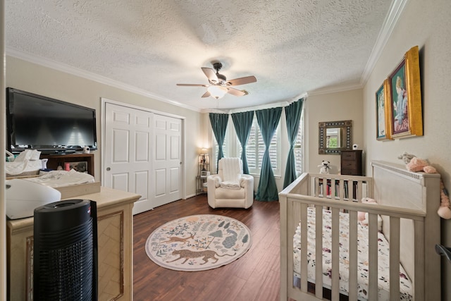 16447 Flint Run Way, Sugar Land, TX 77498 - bedroom with crown molding, dark wood-style flooring, a textured ceiling, a closet, and ceiling fan