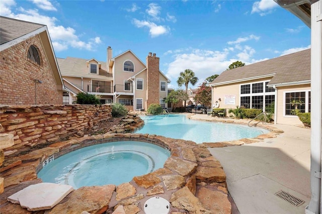 2300 Old Spanish Trl Unit 2116, Houston, TX 77054 - community pool with an in-ground hot tub and a patio