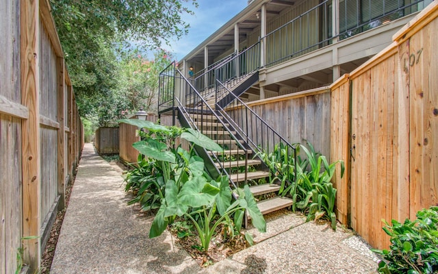 5711 Sugar Hill Dr Unit 108, Houston, TX 77057 - view of yard with stairs