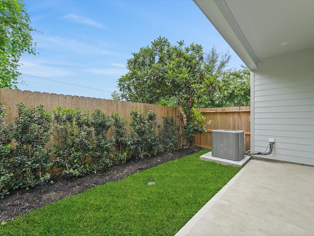 1109 Robbie St, Houston, TX 77009 - fenced yard with a patio area