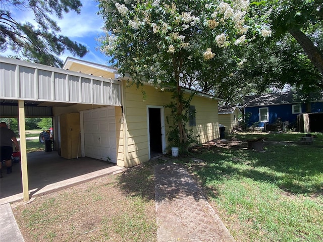 222 N 1st, Wallis, TX 77485 - view of front of property with driveway and a front lawn
