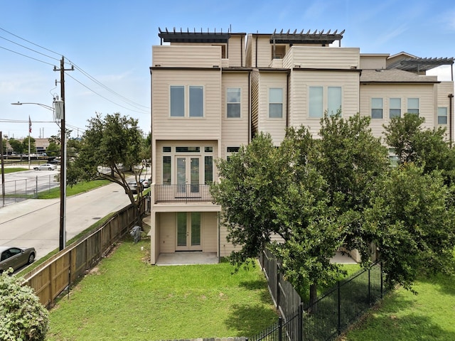 151 E 2nd St, Houston, TX 77007 - back of property featuring french doors and a fenced backyard