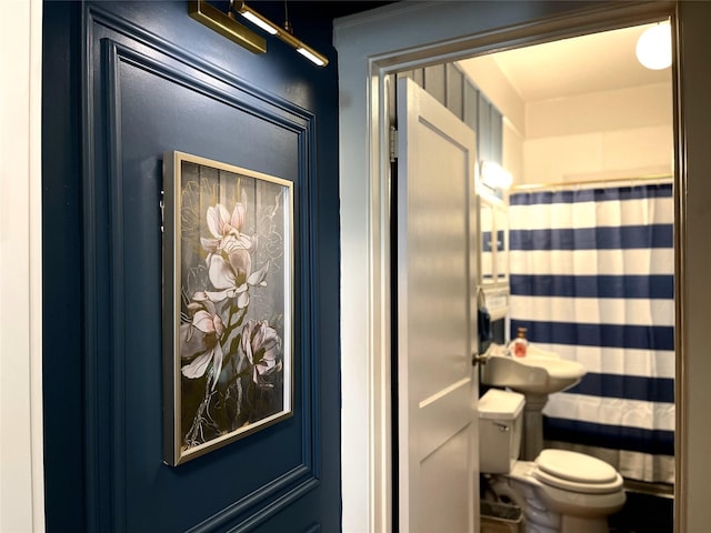 338 Cortlandt St, Houston, TX 77007 - bathroom with a shower with curtain