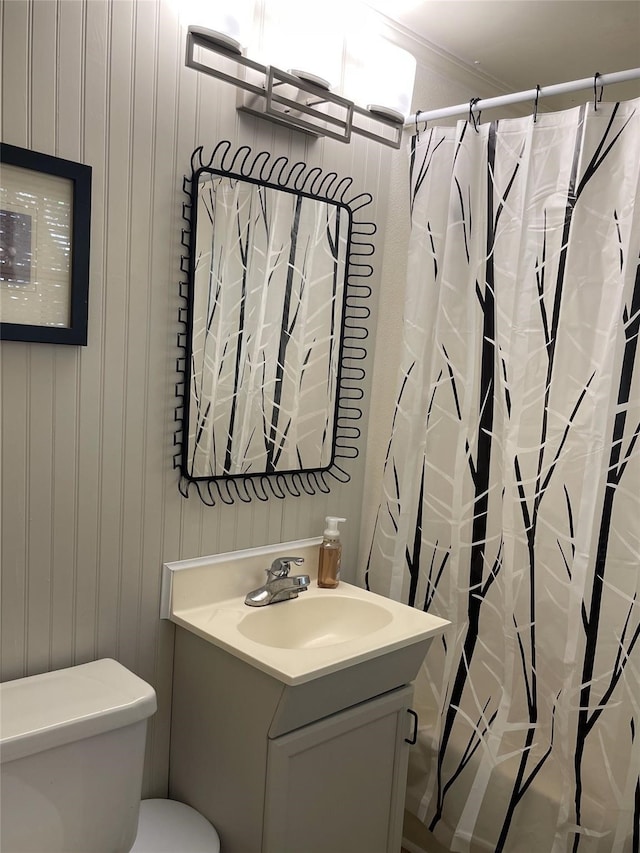 338 Cortlandt St, Houston, TX 77007 - bathroom featuring vanity and a shower with shower curtain