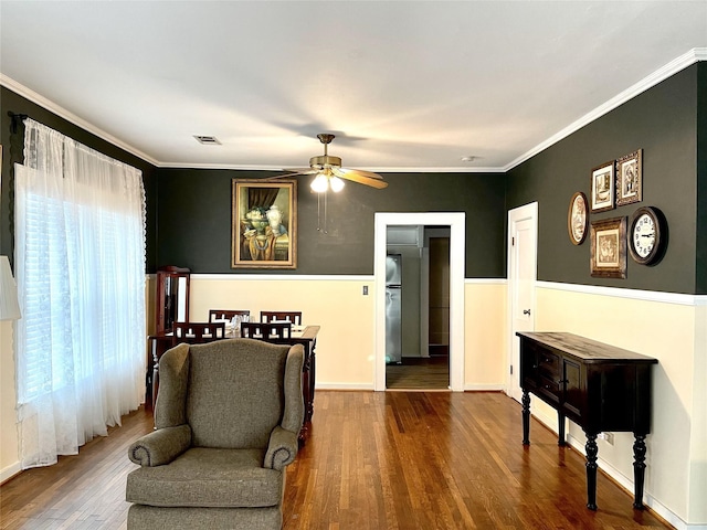 338 Cortlandt St, Houston, TX 77007 - living area featuring wood finished floors, healthy amount of natural light, a ceiling fan, and ornamental molding