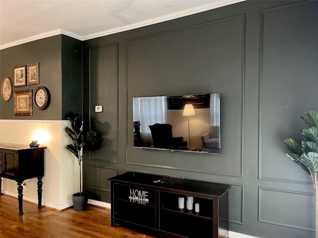 338 Cortlandt St, Houston, TX 77007 - detailed view of wood finished floors, crown molding, and a decorative wall
