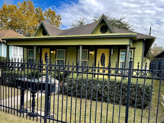 338 Cortlandt St, Houston, TX 77007 - view of front of property with covered porch and a shingled roof