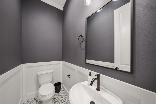 5361 Creekmont Oaks Ln, Houston, TX 77091 - bathroom featuring a sink and wainscoting