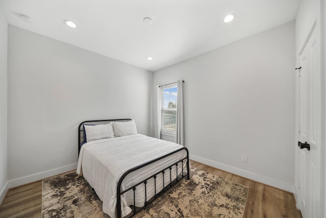 5361 Creekmont Oaks Ln, Houston, TX 77091 - bedroom featuring light wood-type flooring and recessed lighting