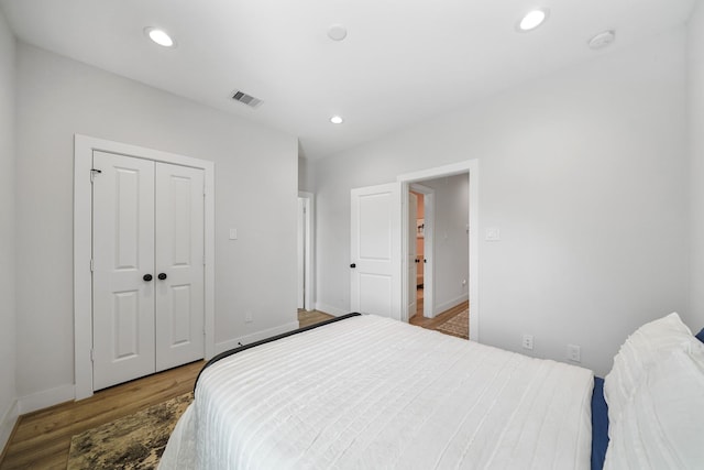 5361 Creekmont Oaks Ln, Houston, TX 77091 - bedroom with wood finished floors, a closet, and recessed lighting