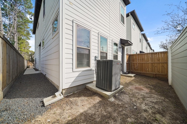 5361 Creekmont Oaks Ln, Houston, TX 77091 - view of home's exterior with a fenced backyard