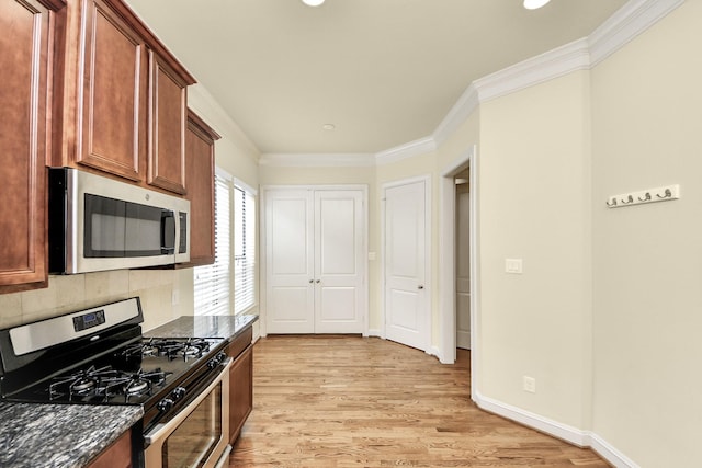 5617 Kiam St Unit A, Houston, TX 77007 - kitchen featuring appliances with stainless steel finishes, light wood finished floors, crown molding, decorative backsplash, and recessed lighting